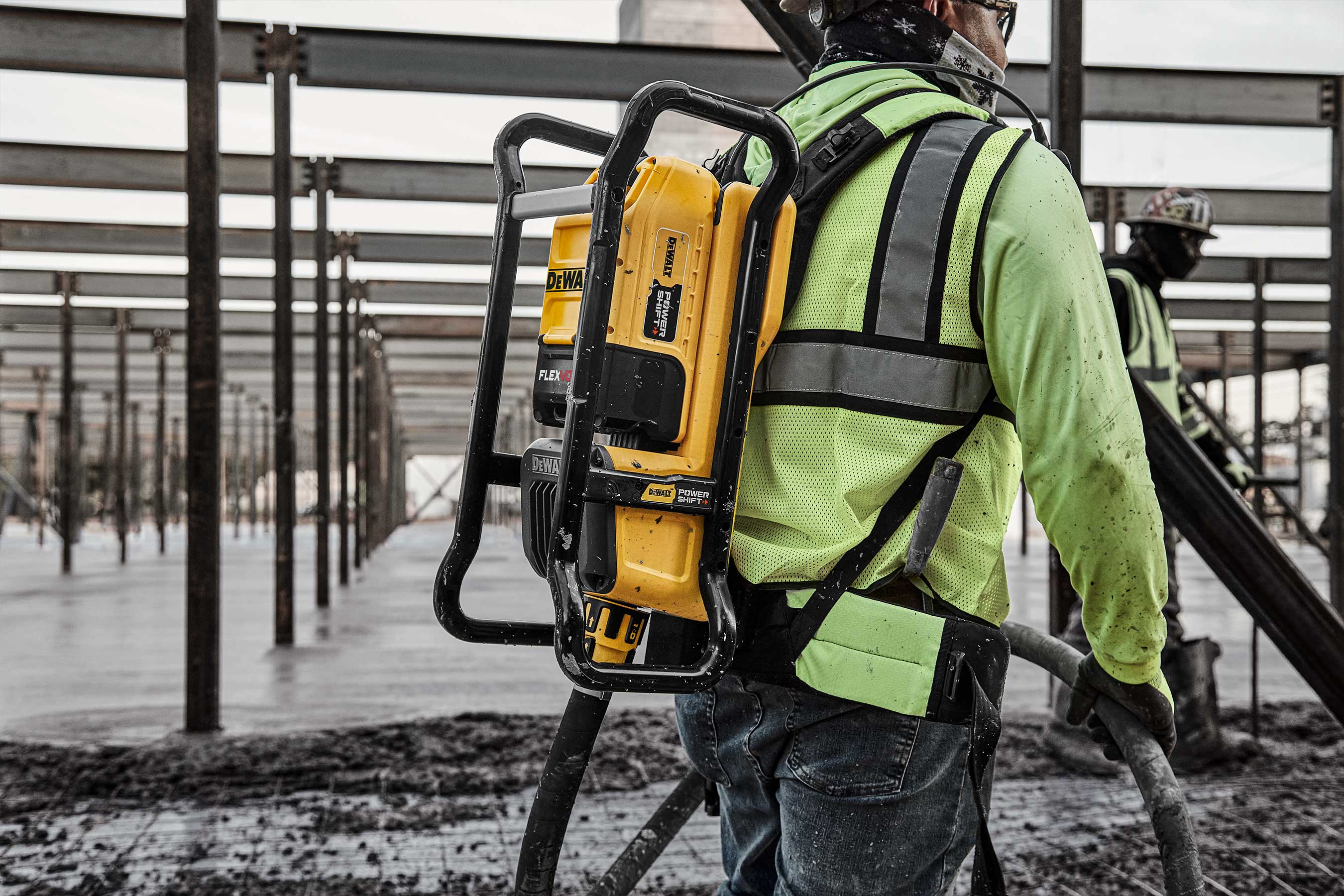 The DEWALT POWERSHIFT™ Backpack Vibrator is lightweight at only 25 lbs. with the DEWALT POWERSHIFT™ battery installed and features a durable roll cage with fully adjustable hi-vis harness.