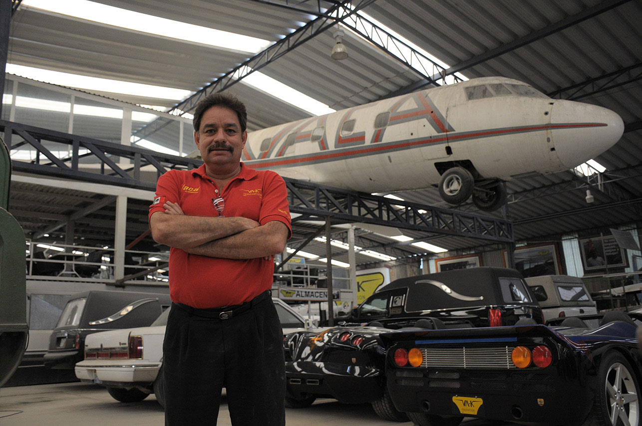 Martin Vaca, dueno del taller de conversiones de limusinas y hot rods mas reconocido de Mexico. MEXICANICOS, lunes a las 10PM.