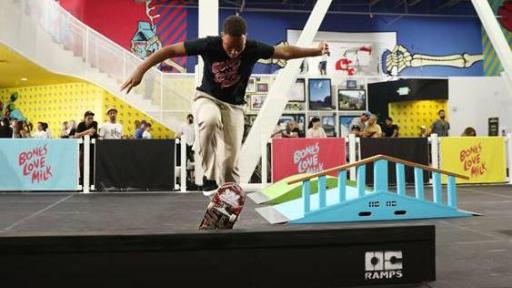 Skater profesional, Cordano Russell, en @BonesLoveMilk Shredquarters en Huntington Beach, Calif., el mi&eacute;rcoles 24 de julio de 2019. Russell y los integrantes del equipo de skate @BonesLoveMilk realizaron varios trucos en el skatepark pop-up, un programa de toda una semana organizado por la Junta de Procesadores de Leche de California dedicado a celebrar el skate y la cultura de las calles de California, mostrando a su vez los beneficios reales de la leche como la bebida energ&eacute;tica de la naturaleza. (Foto de Matt Sayles/Invision para CMPB/AP Images)