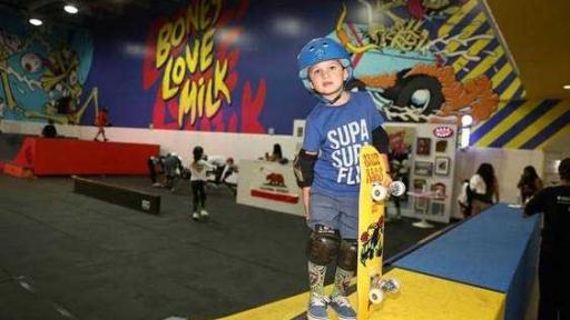 La Junta de Procesadores de Leche de California coloca a la leche &lsquo;sobre la tabla&rsquo; y cuesta abajo en la media rampa con la iniciativa @BonesLoveMilk y experiencia interactiva en un skatepark pop-up techado del 27 de julio al 4 de agosto de 2019 en Huntington Beach, Calif. La cultura del skate y fans del deporte protagonizaron el nuevo esfuerzo que tiene como objetivo educar a la juventud sobre los beneficios reales de la leche como la bebida energ&eacute;tica de la naturaleza. (Foto de Matt Sayles/Invision para CMPB/AP Images)