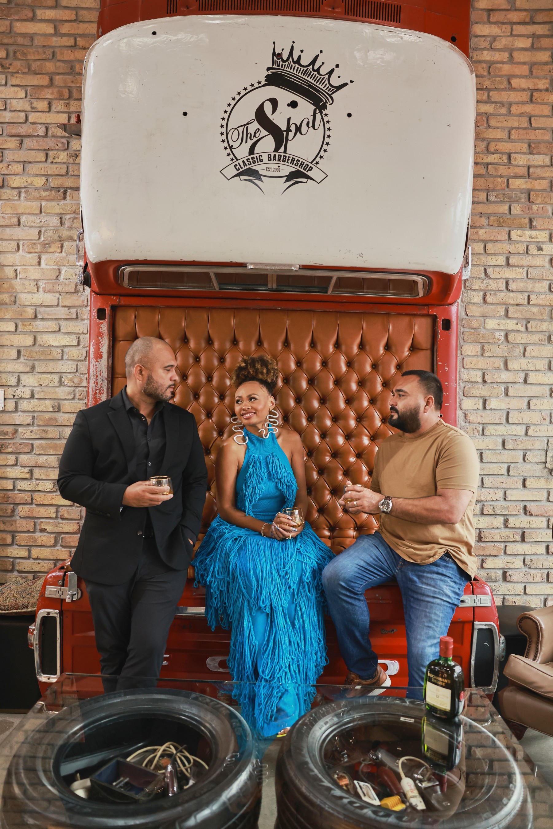 La Artista Visual, Reyna Noriega y los propietarios del The Spot Barbershop de Miami celebran el 200% Futuro con Buchanan’s Scotch Whisky