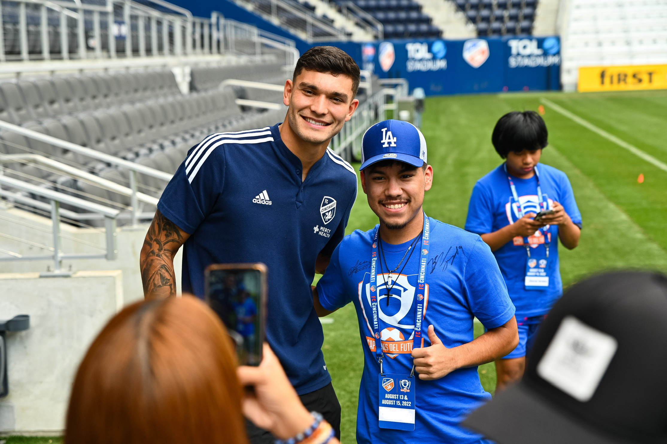 Brandon Vázquez del FC Cincinnati posa para una fotografía con un estudiante como parte de un evento de Capitanes del Futuro organizado junto con el club.