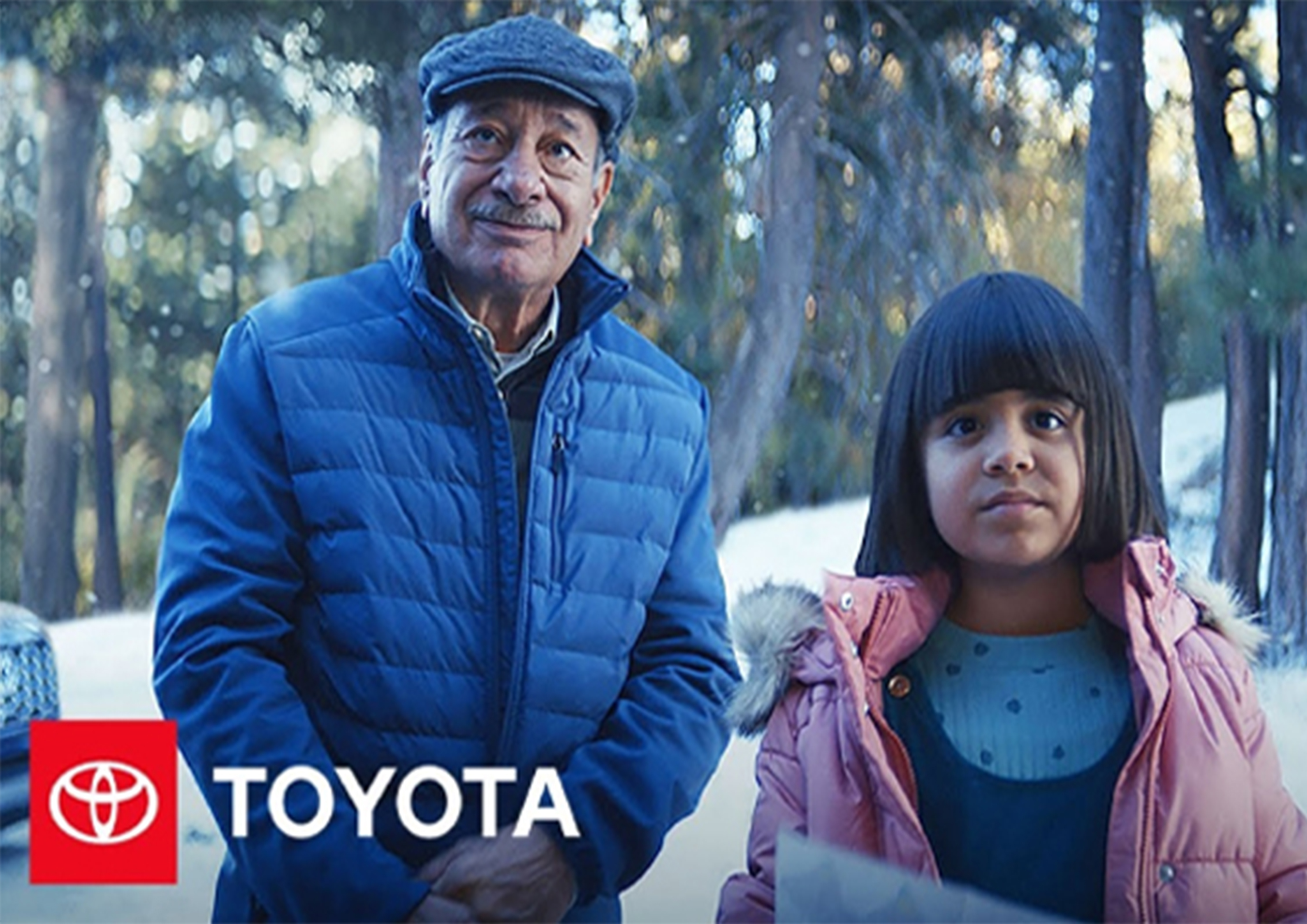 Play Video: En el anuncio navideño de Toyota, “The Search,” una joven y su abuelo salen en una aventura para encontrar la casa de Santa, desarrollado por Conill Advertising.