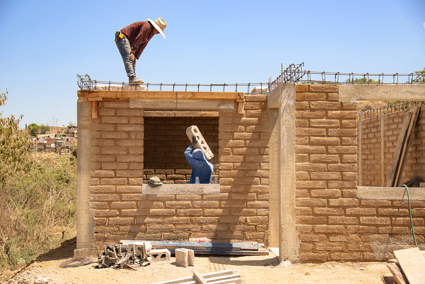 En este Día de la Tierra, Astral Tequila se enorgullece de anunciar que la construcción de 10 viviendas para familias en Jalisco, México, ya está en marcha mediante socios de confianza con el programa de sostenibilidad en curso de la marca, el Adobe Brick Project.