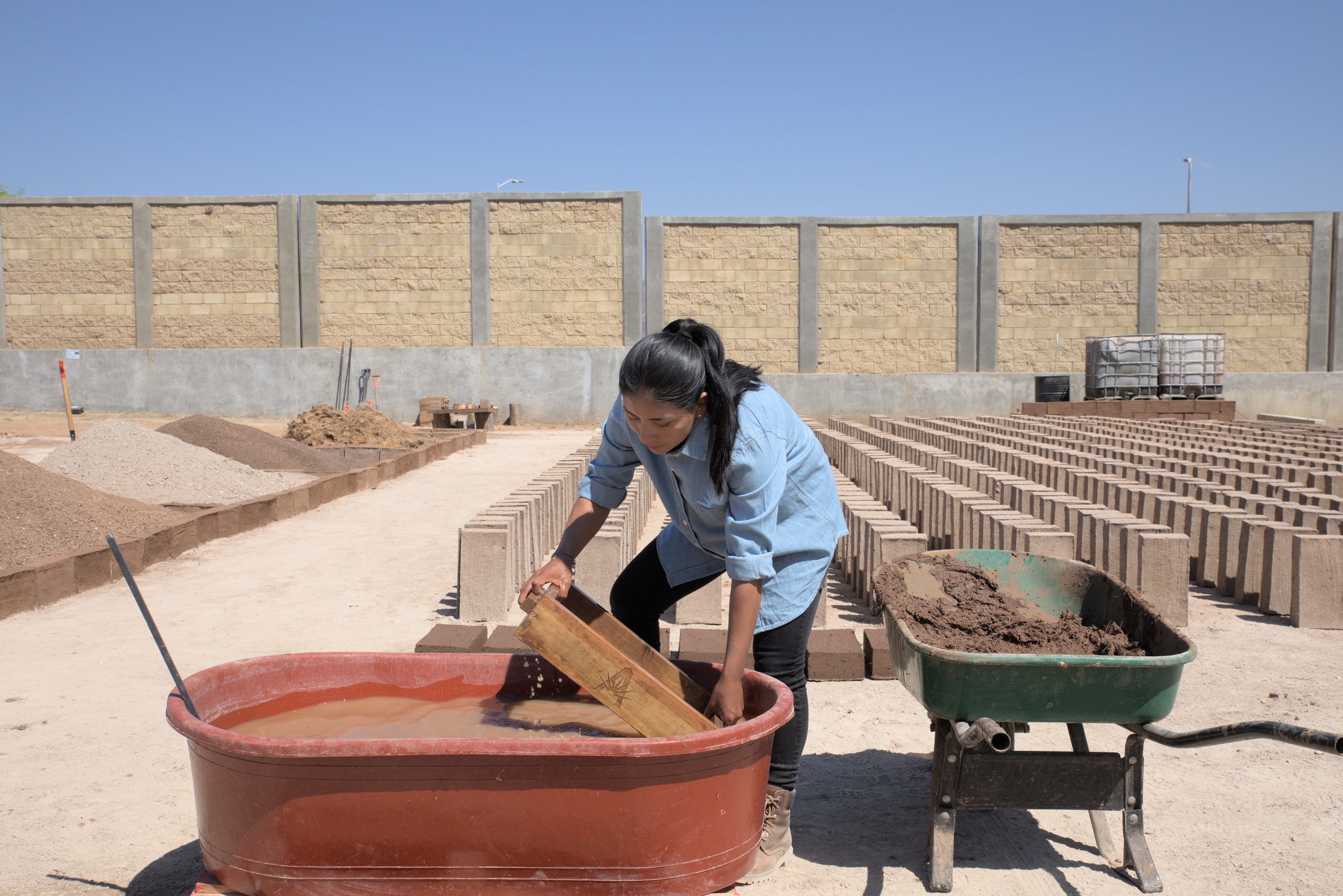 Martha Jiménez Cardoso, ingeniera civil y directora de Sostenibilidad, supervisa el Adobe Brick Project y usa su experiencia para construir ladrillos de viviendas en México en beneficio de aquellos que lo necesitan.