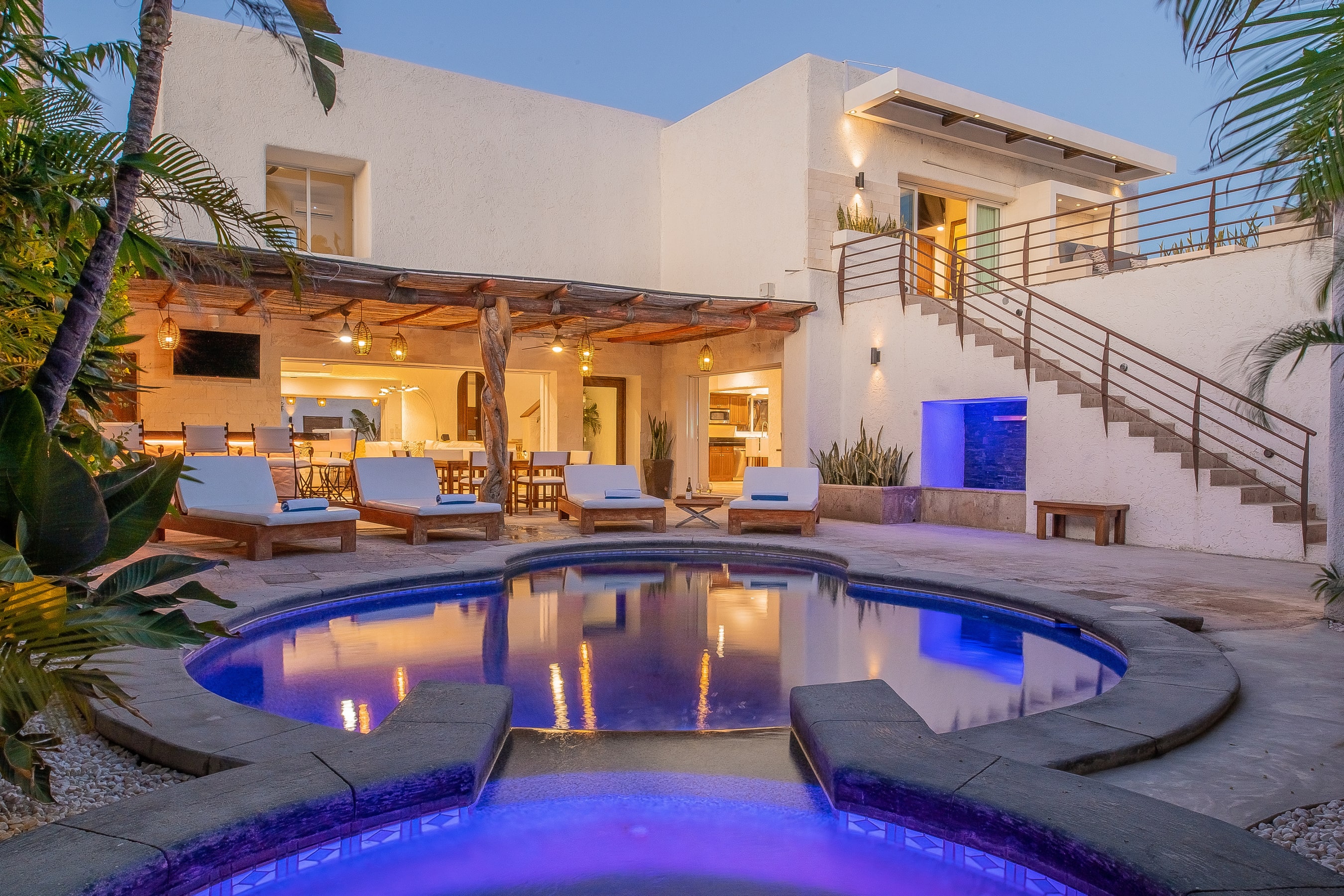 Cabo San Lucas, México – "Villa Luna Nueva" es la propiedad de bono de este año. La asombrosa casa cuenta con una zona exterior tropical, un amplio patio, una piscina privada y una terraza aislada con jardín.