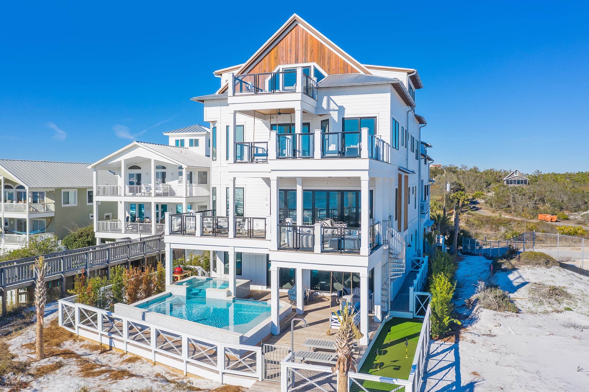 Rosemary Beach, Florida – "30A My Way" es un paraíso frente a la playa con cuatro pisos de espacios al aire libre y acceso privado por paseo marítimo a la playa. Cuenta con una cocina gourmet completamente equipada.