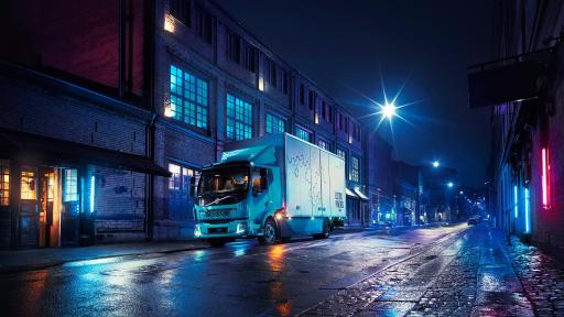Volvo Trucks präsentiert seinen ersten vollelektrischen Lkw: den Volvo FL Electric für den Stadtverkehr.