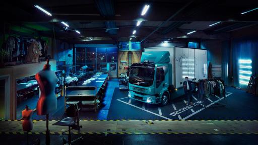 Keine Abgasemissionen: Der elektrisch angetriebene Lkw von Volvo kann auch dort eingesetzt werden, wo andere Fahrzeuge nicht verkehren dürfen.