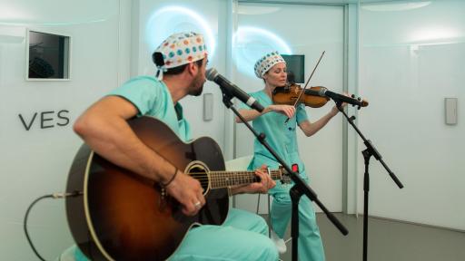 Álex Ubago und Sharon Corr während des Konzerts
