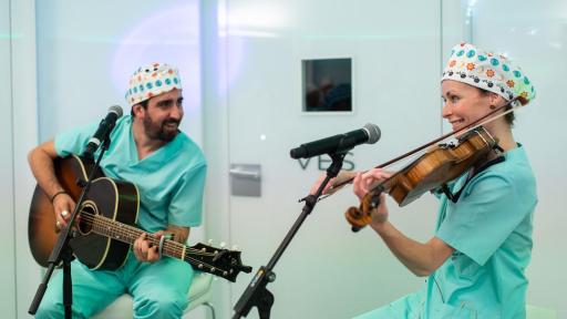Die Sänger Álex Ubago und Sharon Corr sangen zu den Embryonen im Institut Marquès.