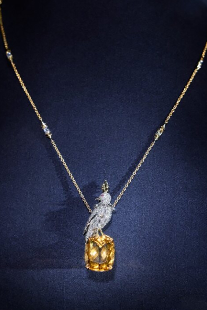 Pendant Bird on a Rock