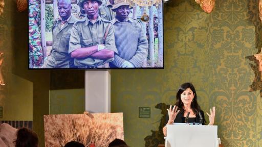 Mujer dando un discurso desde detr&aacute;s de un podio.