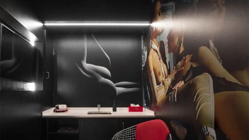 Habitaciones de obtención de semen - Habitaciones con un diseño sugerente que incluyen dispositivos eróticos para la mejora de la excitacioón, como gafas de Realidad Virtual.