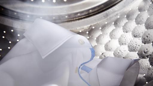 À l'intérieur de la machine à laver série W1, une chemise est cuit à la vapeur.