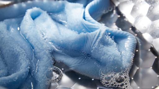 À l'intérieur du tambour de la machine à laver avec une doublure en nid d'abeilles.