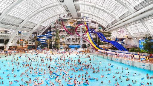 Grand parc aquatique avec des personnes nageant dans l'eau.