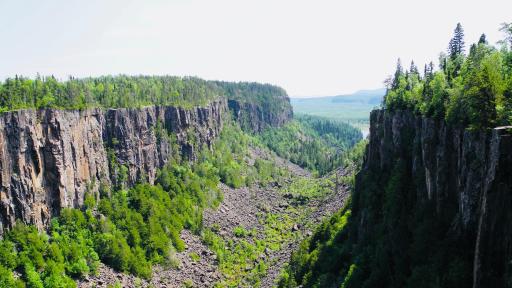 Une sc&egrave;ne du g&eacute;ant Ouimet Canyon.