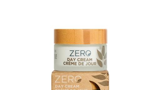 La Crème de jour ZERO est une formule ultraefficace 100% naturelle et végétalienne, enrichie de beurre de karité reconnu pour ses propriétés réparatrices naturelles et d'huile de coco pour hydrater et nourrir la peau à longueur de journée.