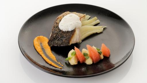 Maigre poêlé sur la peau, fenouil confit à l’huile d’olive, purée de tomate séchée