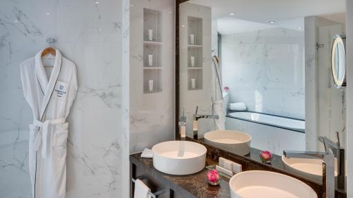 Bathroom Junior Suite Kempinski Hotel Budapest