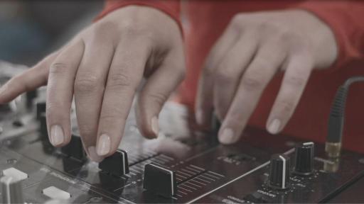 Le psoriasis ne se limite pas à ma peau : Mixer ma musique librement