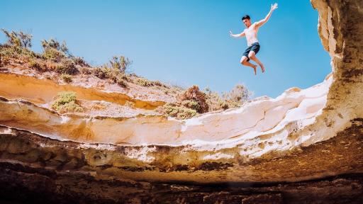 Sauter dans la piscine St Peters, Malte