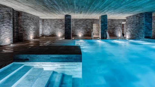 Le Grotto - Bassin intérieur de détente © Alexandre Moulard