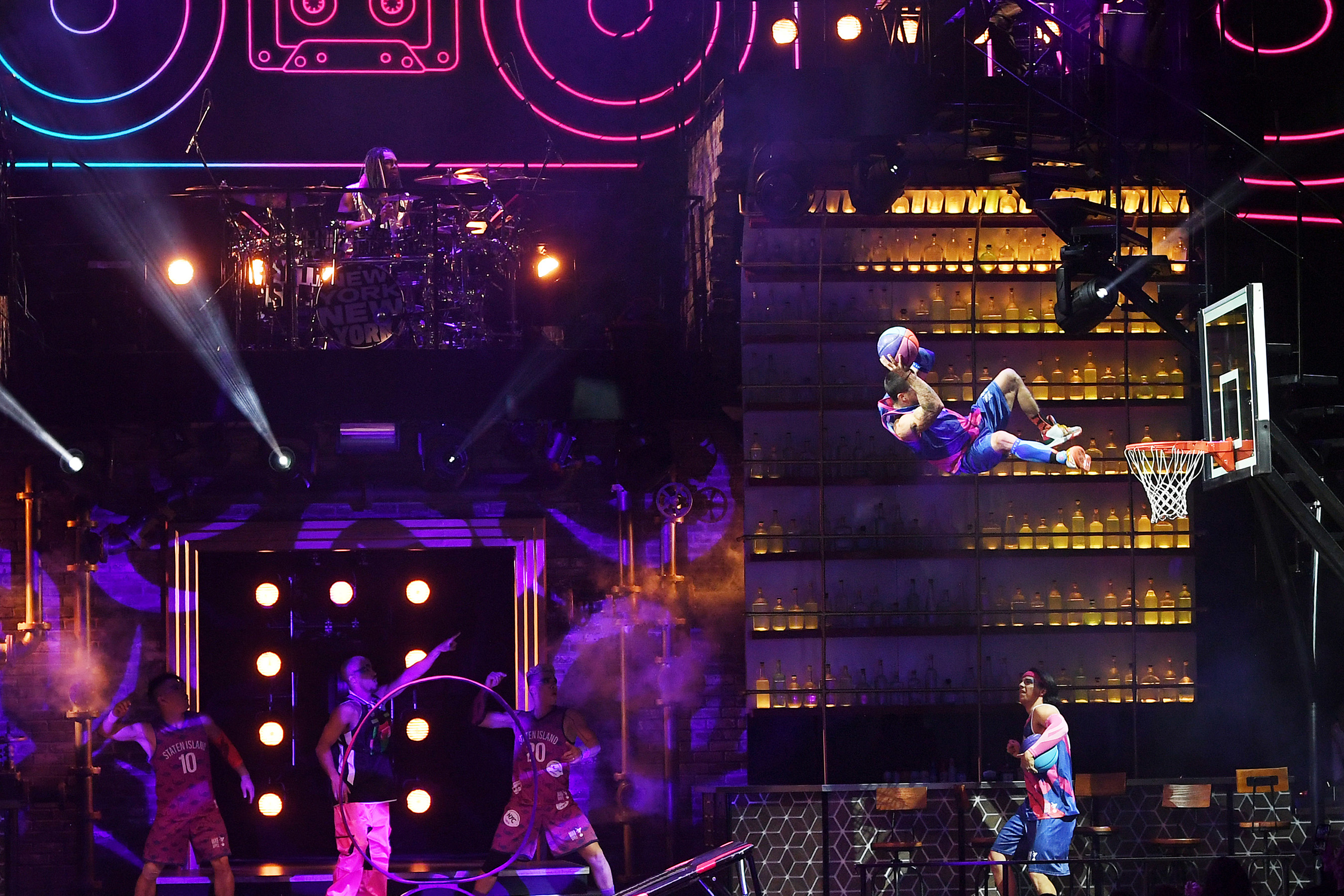 Les joueurs de basketball défient la gravité dans Mad Apple au New York-New York.