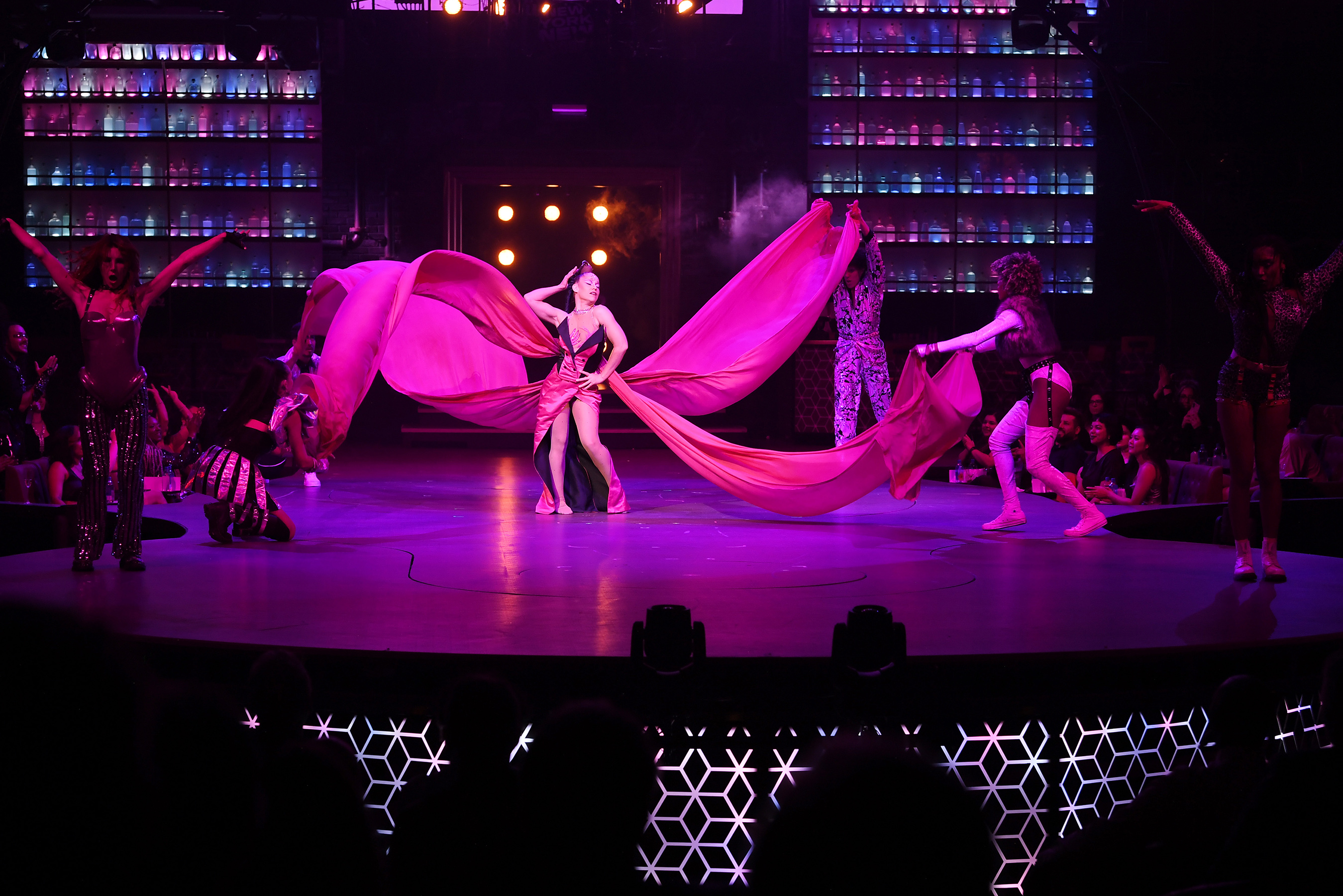 Mad Apple au New York-New York est un cocktail énergique de comédie, de musique, de danse et d'acrobaties de haut vol, qui met les folles soirées de New York sous les projecteurs de Las Vegas.