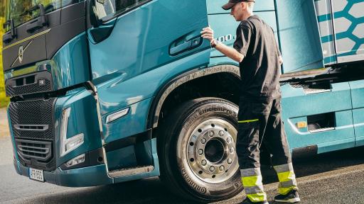 Uno stile di guida responsabile può aiutare a ridurre le emissioni di CO<sub>2</sub> e i costi del carburante, oltre che ridurre il rischio di incidenti, infortuni e fermi imprevisti.