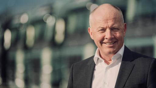 «Vi er stolte over å kunne presentere en autonom løsning som vil dekke kundenes behov når det gjelder sikkerhet, pålitelighet og lønnsomhet», sier Claes Nilsson, administrerende direktør i Volvo Trucks.
