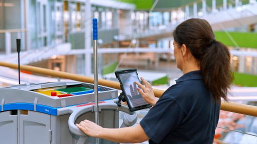 Bes&ouml;ksr&auml;knare och sensorer i dispensrarna tillhandah&aring;ller realtidsinformation om st&auml;dbehoven i en l&auml;ttanv&auml;nd webbapplikation.