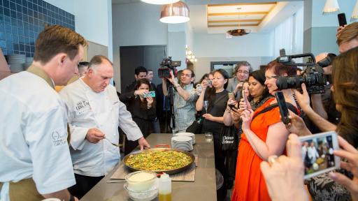 Jos&eacute; Andr&eacute;s preparing the Paella for the media