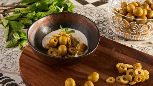 Spanish ajoblanco with olives