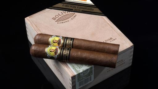 Bol&iacute;var Soberano box and habanos