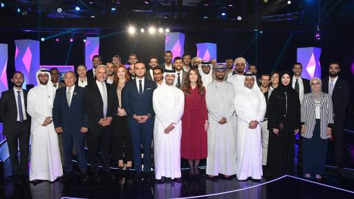 Group photo of Stars of Science alumni and jury members, ten years in the making  
صورة جماعية تجمع بين لجنة التحكيم ومبتكري نجوم العلوم على مدار عشرة سنوات