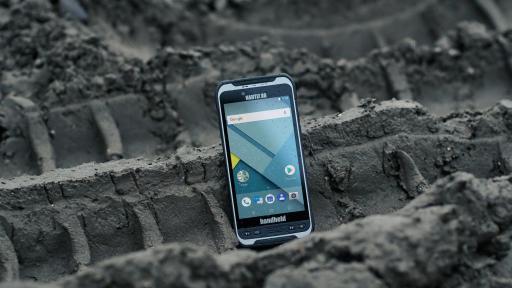 Image of the new Nautiz X6 phablet by Handheld on the ground in the dirt. An IP67 rating means that the Nautiz X6 phablet is fully dust- and waterproof.