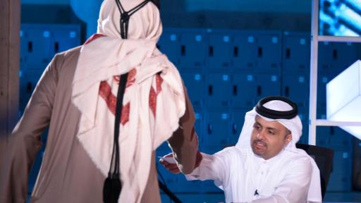 Dr. Khalid Al-Ali, Stars of Science jury member, handing envelopes containing the selection results to candidates
<br>
الدكتور خالد العالي، أحد أعضاء لجنة التحكيم، يسلّم نتائج التأهل