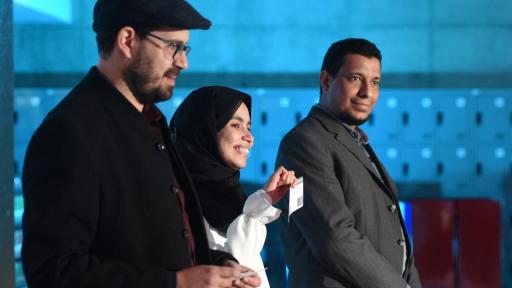 Candidates revealing the jury’s decision
<br>
المشتركون يكشفون عن قرار لجنة التحكيم