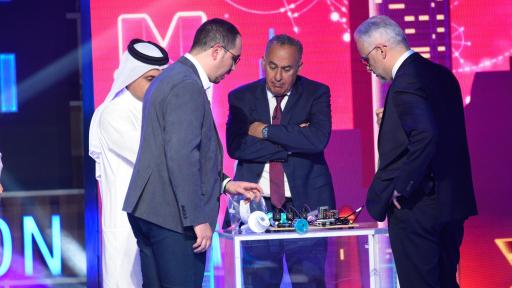 Imadeddine Azzouz explains his prototype to the jury members<br>

عمادالدين عزوز يقوم بشرح نموذجه الأولي لأعضاء لجنة التحكيم