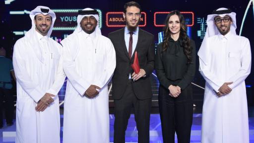 Group photo of Stars of Science top three and the final episode&rsquo;s hosts <br> 
صورة جماعية تجمع بين مبتكري نجوم العلوم الثلاثة ومقديمي الحلقة الأخيرة