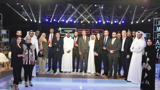 Group photo of Stars of Science alumni and jury members, eleven years in the making <br>
صورة جماعية تجمع بين لجنة التحكيم ومبتكري نجوم العلوم على مدار إحدى عشر سنة