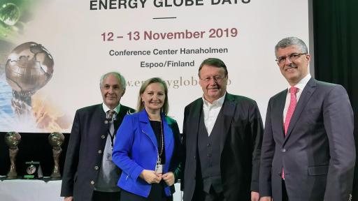 From left to right:
Wolfgang Neumann, Founder & CEO Energy Globe Foundation / Ulrike Rabmer-Koller, President SMEunited & Vice-President Austrian Federal Economic Chamber / Paul Rübig, President SME-Global / Tareq Emtairah, UNIDO, Director Department of Energy