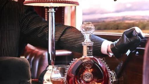 A journey through Time thanks to an Art Book Video