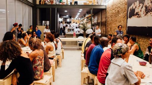 Image of Guests at the Refettorio Gastromotiva in Rio de Janeiro
(Credits: Angelo Dal Bo)