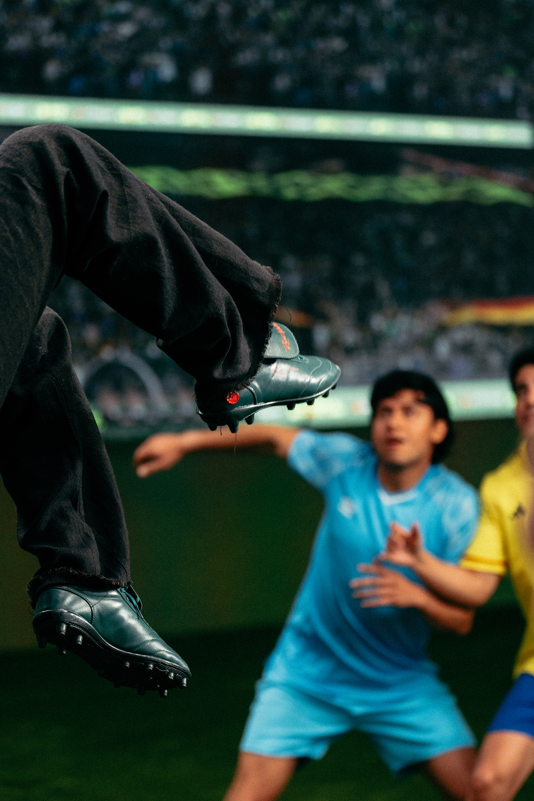 Buchanan’s Whisky and Rauw Alejandro’s custom-designed tech-enabledfútbol boot.