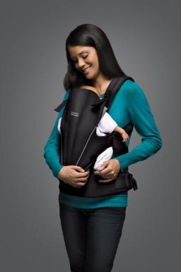 Black BABY CARRIER (lifestyle)