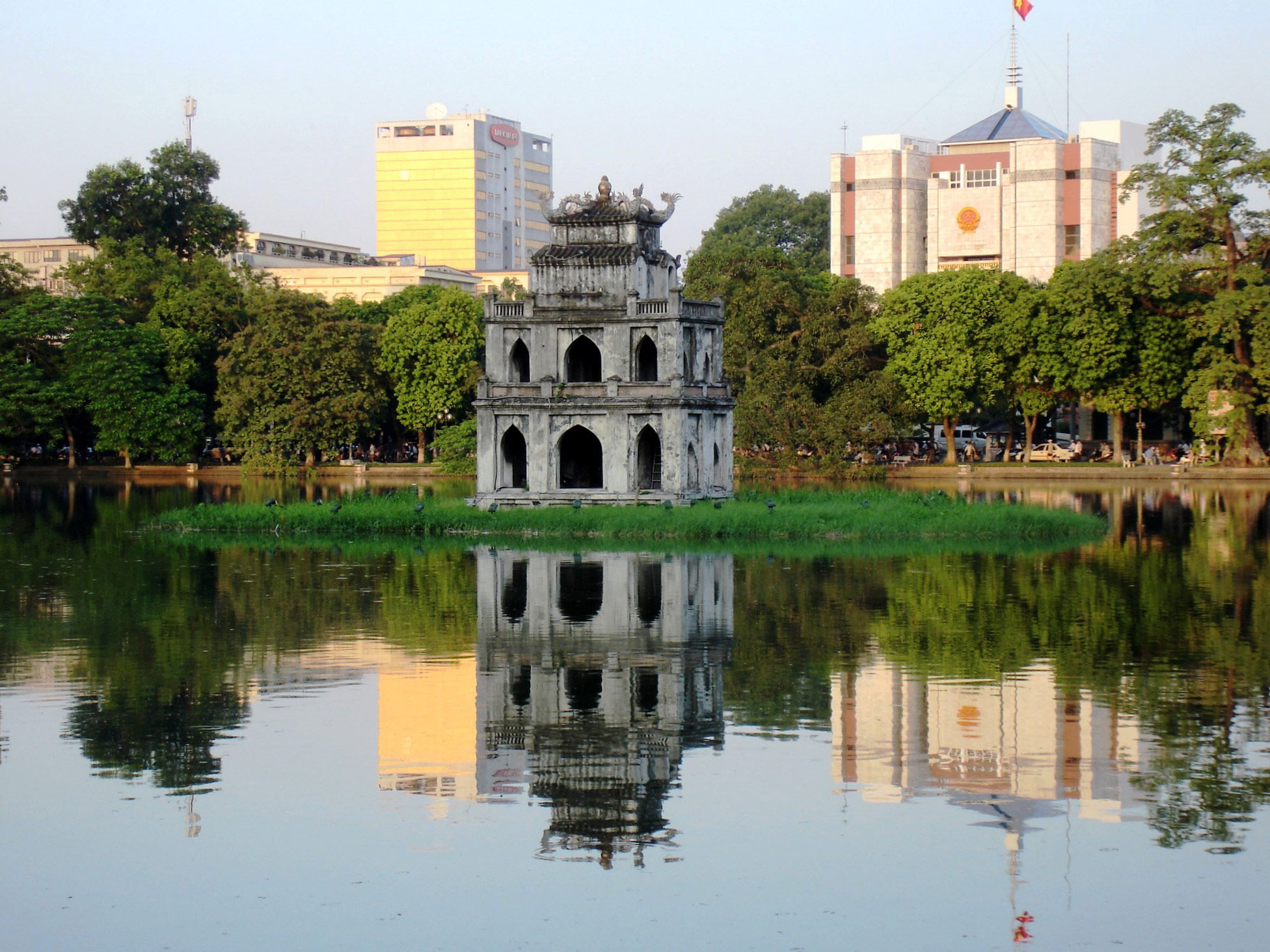 Координаты ханоя. Столица Ханой Вьетнам акварель. Turtle Tower Hanoi. Ханой улицы фото туристов. Сообщение о ха Ной ветнам 17 века.