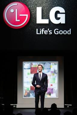 Neil Patrick Harris entertains the crowd at the LG Art of the Pixel gala